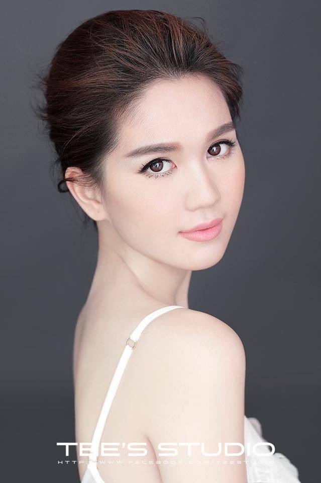 商务旅行社戴帽子的女
